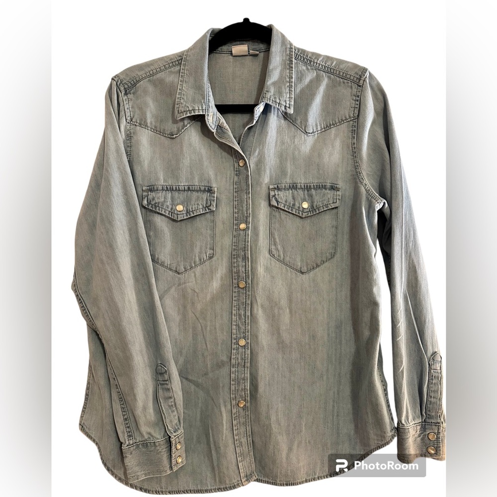 Gap Women’s Western button down denim shirt w/pearl snaps. Light wash. Size L.